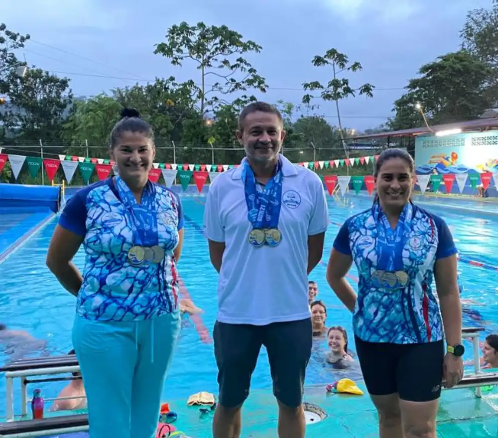 los entrenadores de ADENAPEZ Francisco Alvarado Guadalupe Jiménez Helen Morera y Allan Garita participaron en el Torneo Nacional Máster de Piscina Larga FECODA 2021 4